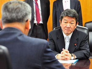 2013 日本経済産業大臣茂木敏充聽取福島核電廠除役報告 Japanese Minister of Environment, Trade and Industry Toshimitsu Motegi listens to IAEA review of Fukushima Daiichi decommissioning plans