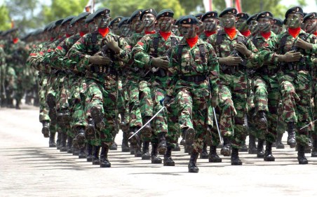 Sejumlah prajurit TNI berbaris sambil memegang senjata, saat mengikuti defile pasukan pada peringatan HUT ke-63 TNI, di lapangan Kodam IV/Diponegoro, di Semarang, Kamis (9/10).