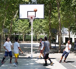 Un grup de joves juga a bàsquet en un parc 