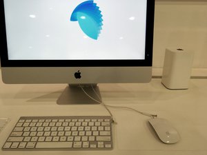 An Apple desktop computer at an Apple store. Taken on June 2017.