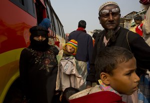 Newly arrived Rohingya Muslim refugees alight from the bus at Balukhali refugee camp 50 kilometres (32 miles) from Cox's Bazar, Bangladesh, Sunday, Jan. 14, 2018.