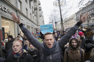 Russian opposition leader Alexei Navalny, centre, attends a rally in Moscow, Russia, Sunday, Jan. 28, 2018. Navalny was arrested Sunday in Moscow while walking with protesters, as protests take place across the country.