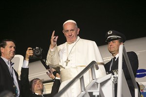 File - Pope Francis bids farewell to Governor Wolf and First Lady Wolf, 27 September, 2017, Philadelphia, US.