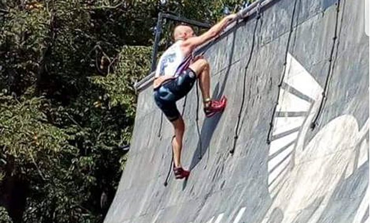 Bård Botten på vei opp en av hindrene under lørdagens Tough Viking i Sverige