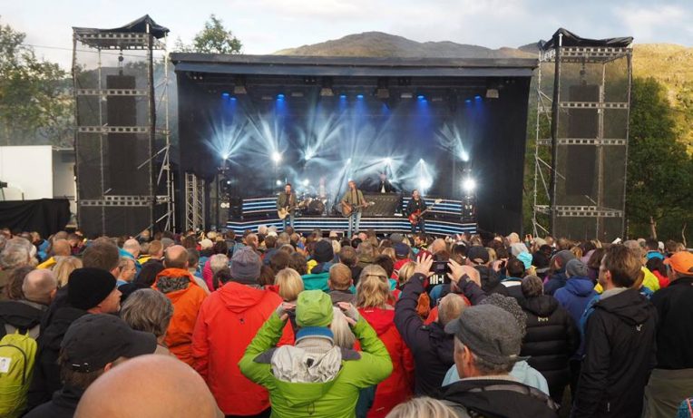 Over 2000 tok turen til Grovasetra for å høre på Postgirobygget lørdag.