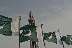 Minar e Pakistan with national flags