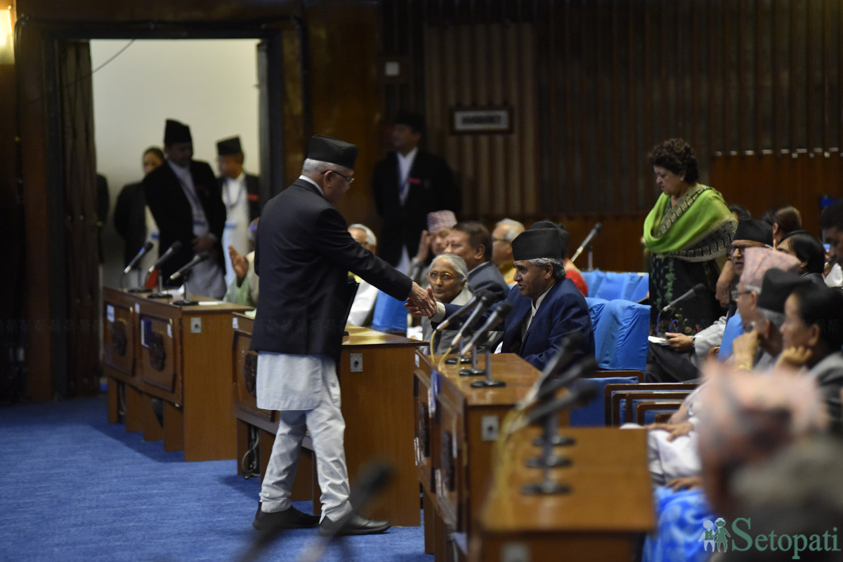 मंगलबार संसद बैठकमा सम्बोधनका लागि जान लागेका प्रधानमन्त्री केपी शर्मा ओली प्रमुख प्रतिपक्षी दलका नेता एवम् पूर्वप्रधानमन्त्री शेरबहादुर देउवासँग हात मिलाउँदै। तस्बिरः नारायण महर्जन