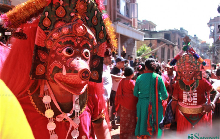 भक्तपुरको बोडेमा शनिबार निल बाराही नाच देखाउँदै स्थानीय देवगणहरू। तस्बिरःसुरेन्द्र राना