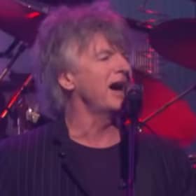 Neil Finn makes debut with Fleetwood Mac on Ellen