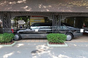 Mercedes Benz S600 Pullman presidential limousine at the National Historical Institute (17085272427)