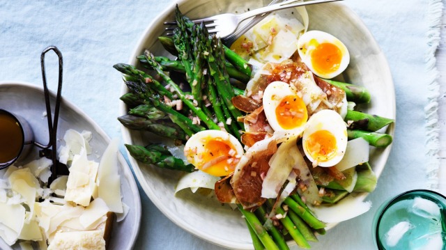 Salad of asparagus, prosciutto and egg with vinaigrette.