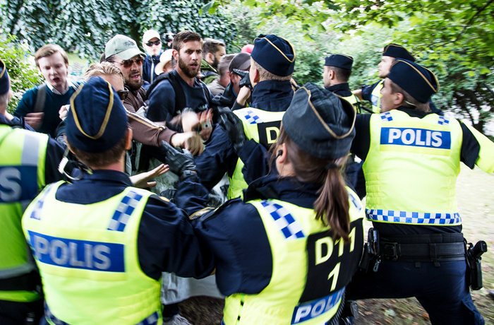 Flera omhändertagna efter protest mot Prideparaden