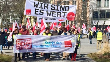 Sparkassenbeschäftigte unterstützen die Warnstreiks zur TröD in Weiden (21.03.2018).