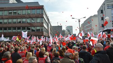 Warnstreiks zur TröD: Frisbee-Aktion vor der Sparkasse Dortmund "für einen runden Abschluss" 