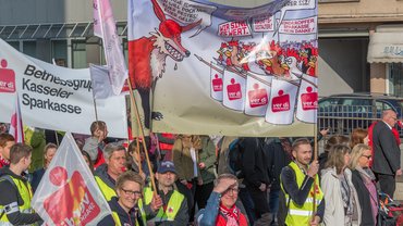 Sparkassenbeschäftigte beim Warnstreik zur TRÖD in Kassel (10.04.2018)