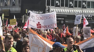 Sparkassenbeschäftigte beim Warnstreik zur TRÖD in Bielefeld (10.04.2018)