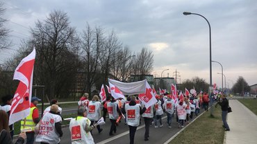 Sparkassenbeschäftigte beim Warnstreik zur TRÖD in Neuruppin (11.04.2018)