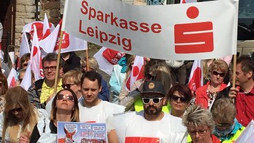 Sparkassenbeschäftigte aus Sachsen, Sachsen-Anhalt und Thüringen beim Warnstreik in Straußberg (11.04.2018)