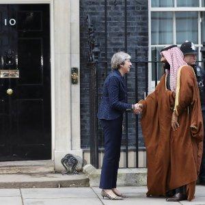  Britain's Prime Minister Theresa May greets the Crown Prince of Saudi Arabia Mohammad bin Salman outside 10 Downing Street in London, March 7, 2018. REUTERS/Simon Dawson 