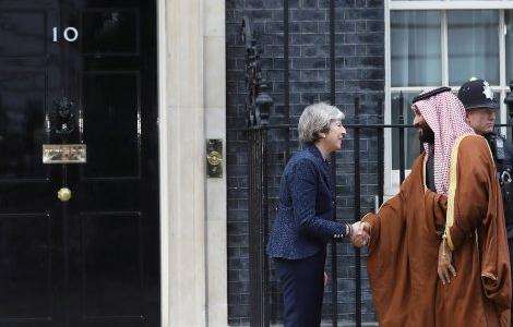  Britain's Prime Minister Theresa May greets the Crown Prince of Saudi Arabia Mohammad bin Salman outside 10 Downing Street in London, March 7, 2018. REUTERS/Simon Dawson 