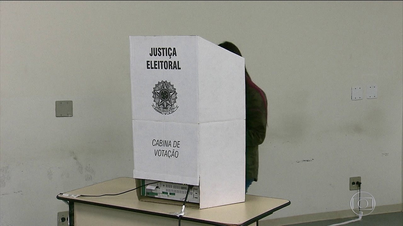 Bolsonaro, com 46% dos votos válidos, e Haddad, com 29%, vão ao segundo turno