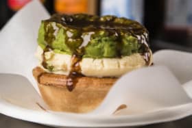 Does the Harry's Cafe de Wheels pie, mash and mushy peas still float after 73 years?