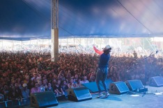 The GW McLennan tent overflowed for Amy Shark's performance at Splendour in the Grass.