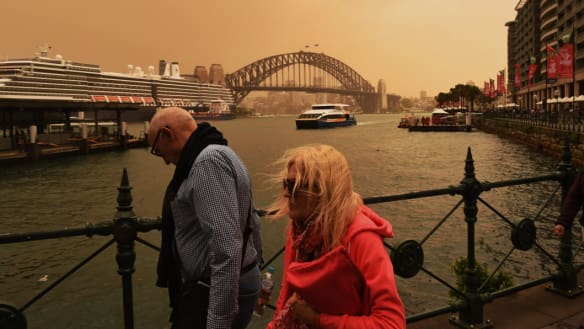 People warned to stay inside as dust storm engulfs Sydney