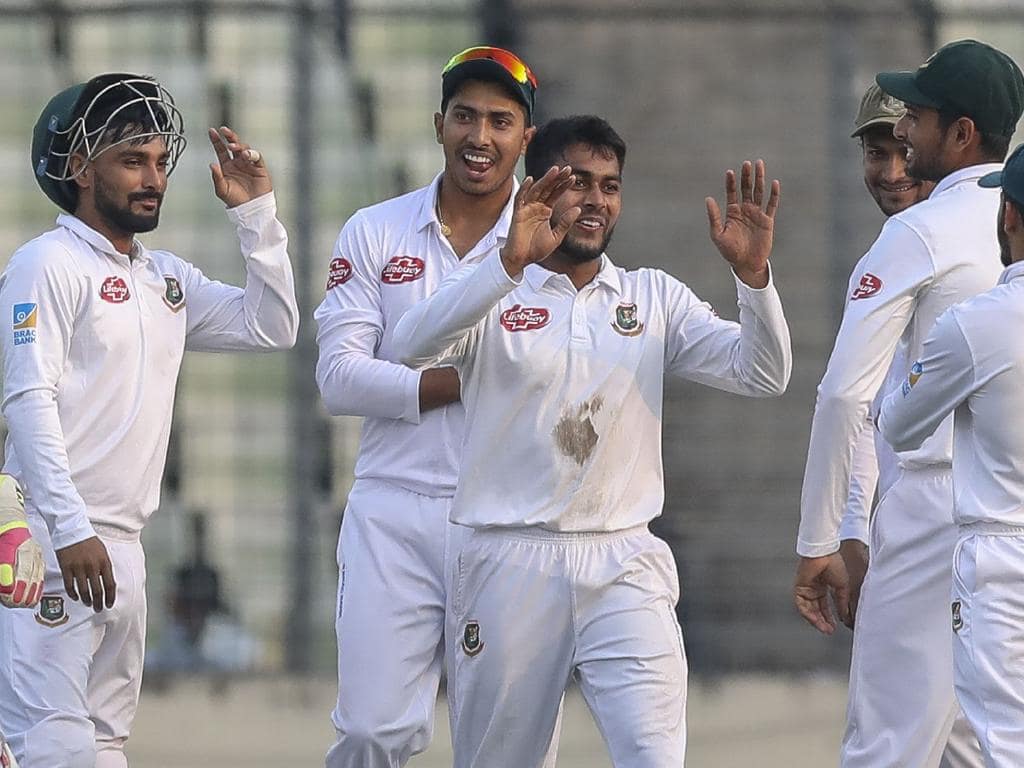 Bangladesh's Mehedi Miraz (C) celebrate with teammates after the dismissal of West Indies  Shai Hope during the second day of the second Test cricket match between Bangladesh and West Indies in Dhaka on December 1, 2018. (Photo by Salahuddin Ahmed / AFP)