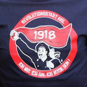 Revolutionsstadt Tailliertes Shirt