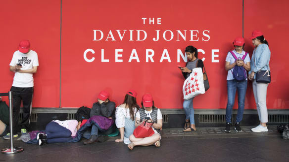 Shoppers que outside David Jones on Boxing Day. 