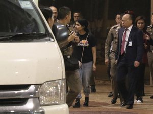 Rahaf Mohammed Alqunun wear jean  leave from the Suvarnabhumi Airport in Bangkok Monday, Jan. 7, 2019. Thai immigration police: Saudi woman seeking Australia asylum to be admitted to Thailand for evaluation by UN officials. (AP Photo/Str)  Thailand Out