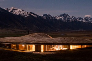 The Lindis lodge in the expanse of the Ahuiriri Valley. 