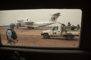 Peacekeepers serving with the UN Multidimensional Integrated Stabilization Mission in Mali (MINUSMA) secure the roads as the convoy of Secretary-General António Guterres drives by in Mopti, Mali, 30 May 2018