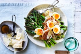 Salad of asparagus, prosciutto and egg with vinaigrette.