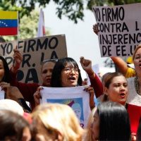 Venezuelans mobilized to sign the letter written by Nicolás Maduro in support of peace. Their signs read- I sign for peace I sign against US interference. Photo- Twitter