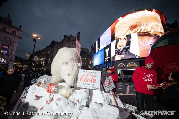 In the latest part of Greenpeace’s global campaign to get Coca Cola to reduce their enormous plastic footprint, Greenpeace UK’s life-size polar bear puppet, Paula, turned up in Piccadilly Circus, London, to hijack Coke’s newly upgraded giant advertising screen.  At 3 pm a snow machine arrived with a 5m long, 3m high Christmas present in ‘Choke’ branded wrapping paper which, when opened, revealed Paula on top of an ice floe polluted with discarded Coke plastic bottles. The event also included a Xmas choir singing variations on Coke advertising jingles.DATE:5 Dec, 2017