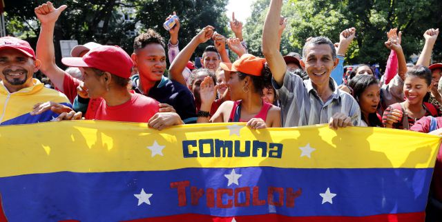 Crowd holds banner with "Communa tricolor"