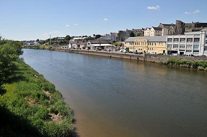 Carmarthen, Caerfyrddin, county town of Carmarthenshire, Wales - photos, features, history and street scenes