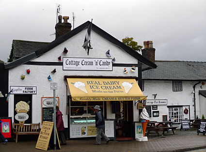 Llangollen photos, Clwyd, north Wales including pics of the River Dee bridge, shops and railway