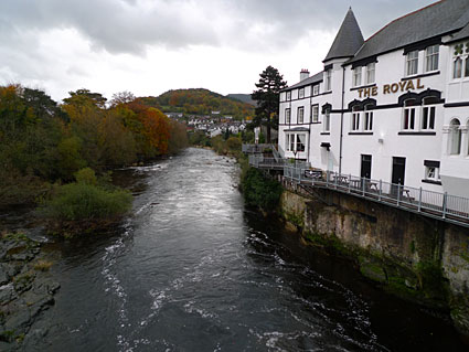 Llangollen photos, Clwyd, north Wales including pics of the River Dee bridge, shops and railway