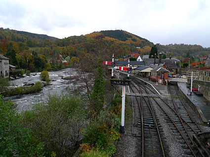 Llangollen photos, Clwyd, north Wales including pics of the River Dee bridge, shops and railway