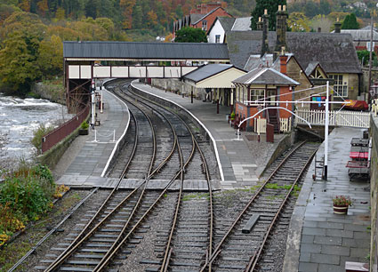 Llangollen photos, Clwyd, north Wales including pics of the River Dee bridge, shops and railway