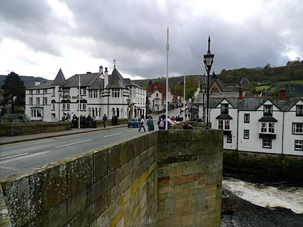 Llangollen photos, Clwyd, north Wales including pics of the River Dee bridge, shops and railway