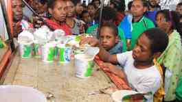 FOTO: Pengungsi Banjir Bandang Sentani dan Jatah Mie Instan