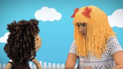 Des vidéos avec une marionnette trans pour aider les enfants et leurs