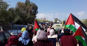 Women marching toward Khan al-Ahmar