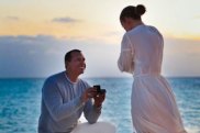 Alex Rodriguez proposes to Jennifer Lopez.