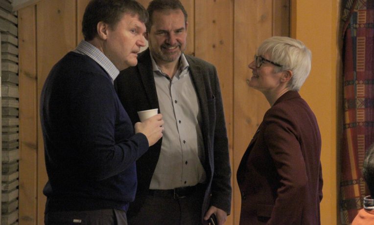 Konsernsjef i TrønderEnergi Ståle Gjersvold (midten), sammen med ordfører Kirsti Welander og styreleder i Oppdal Everk, Torkil Leinum.