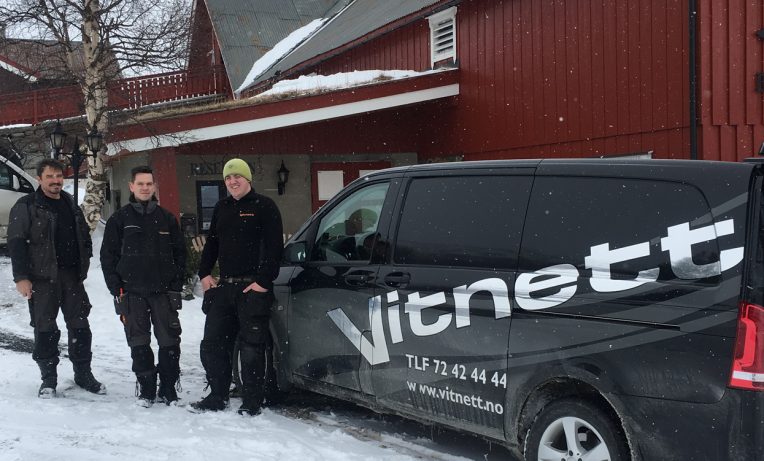 Vitnett-montørene Paul Loe (f.v.), Daniel Moe og Roar Lund sørget for at det ble fast fibernett i Bortistu.